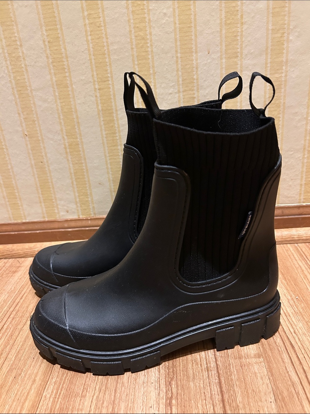 UYIRAIN Women's Black Chelsea Lug-Sole Ankle Boots